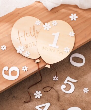 2Pcs Baby Wooden Balloon Milestone Cards Photography Accessories Baby Photography Shooting Props For Newborn Birthing Gifts
